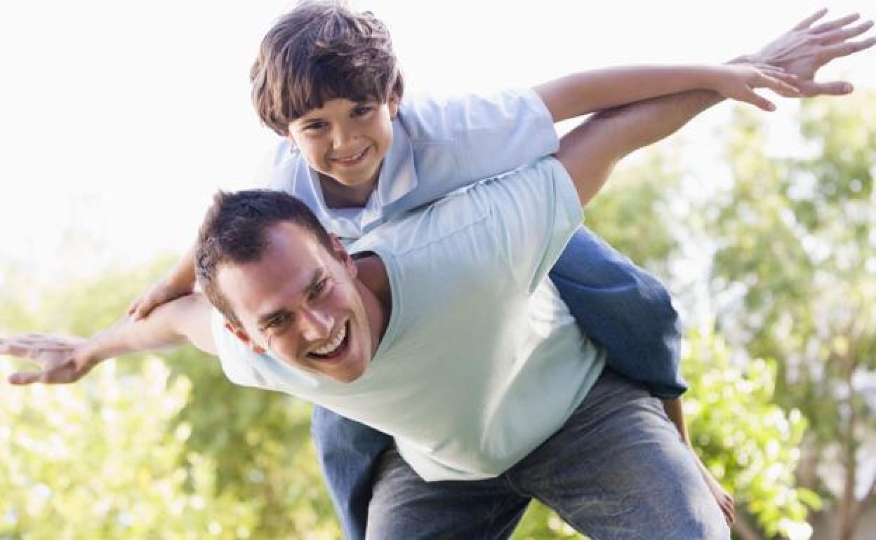 Un padre juega con su hijo. 