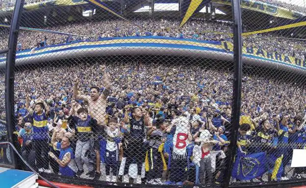 Hinchas de Boca, en La Bombonera, antes de la ida de la final de la Libertadores. 