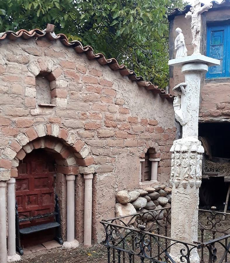 El escultor Félix Yáñez, autor de la escultura más grande del mundo, Territorio Artlanza de Quintanilla del Agua, amplía su obra con una típica plaza castellana con una ermita, un soportal y un crucero