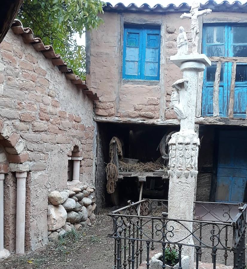 El escultor Félix Yáñez, autor de la escultura más grande del mundo, Territorio Artlanza de Quintanilla del Agua, amplía su obra con una típica plaza castellana con una ermita, un soportal y un crucero