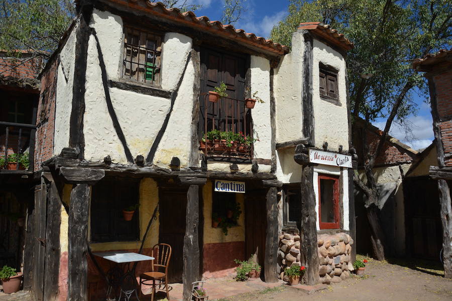 El escultor Félix Yáñez, autor de la escultura más grande del mundo, Territorio Artlanza de Quintanilla del Agua, amplía su obra con una típica plaza castellana con una ermita, un soportal y un crucero