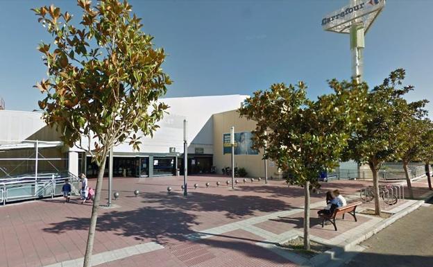 Parte exterior del centro comercial Carrefour Valladolid 2, donde se ha producido el incendio en la cocina de un McDonald's. 