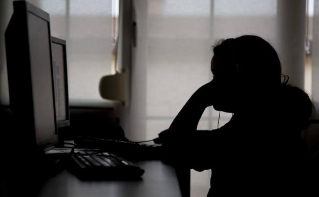 Un menor estudia con el ordenador en el centro de acogida. 