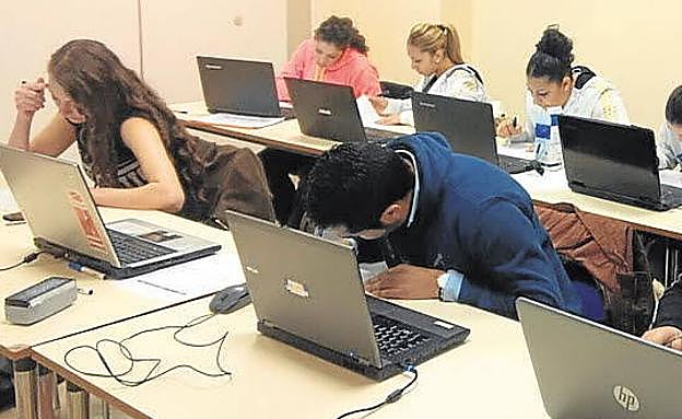 Jóvenes gitanos participan en un curso de formación. 