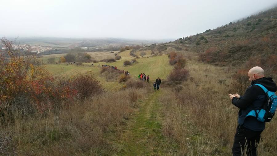 Una expedición cercana a las 70 personas ha participado en la X subida del Belén a Peña Lara. Allí pasará toda la Navidad este nacimiento.