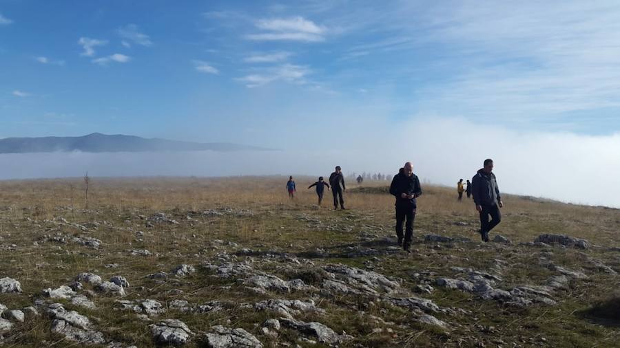 Una expedición cercana a las 70 personas ha participado en la X subida del Belén a Peña Lara. Allí pasará toda la Navidad este nacimiento.