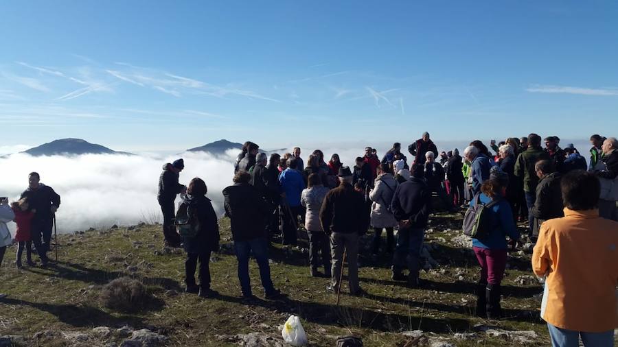 Una expedición cercana a las 70 personas ha participado en la X subida del Belén a Peña Lara. Allí pasará toda la Navidad este nacimiento.