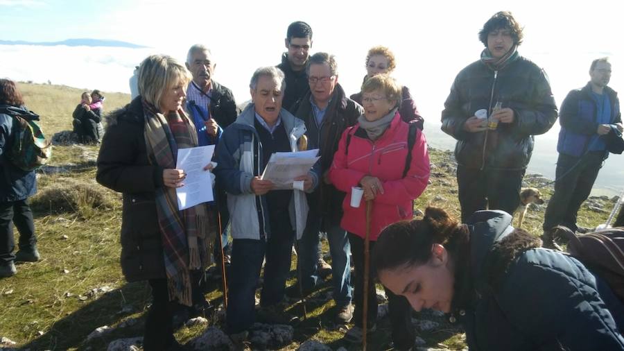 Una expedición cercana a las 70 personas ha participado en la X subida del Belén a Peña Lara. Allí pasará toda la Navidad este nacimiento.