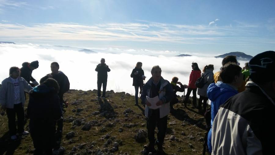 Una expedición cercana a las 70 personas ha participado en la X subida del Belén a Peña Lara. Allí pasará toda la Navidad este nacimiento.