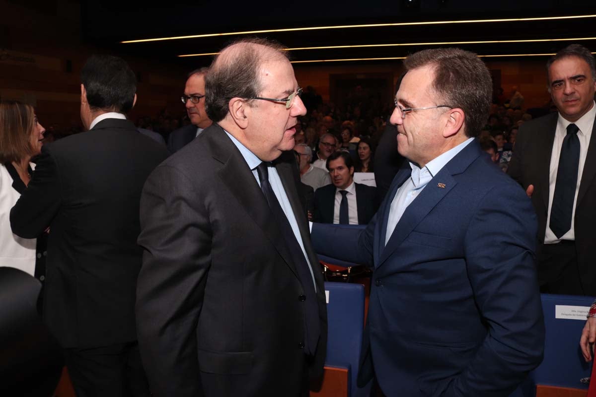 El 85 aniversario de Radio Castilla reúne en el auditorio de Cajacírculo a los principales representantes de la sociedad política, civil, religiosa y militar de la provincia y la comunidad.