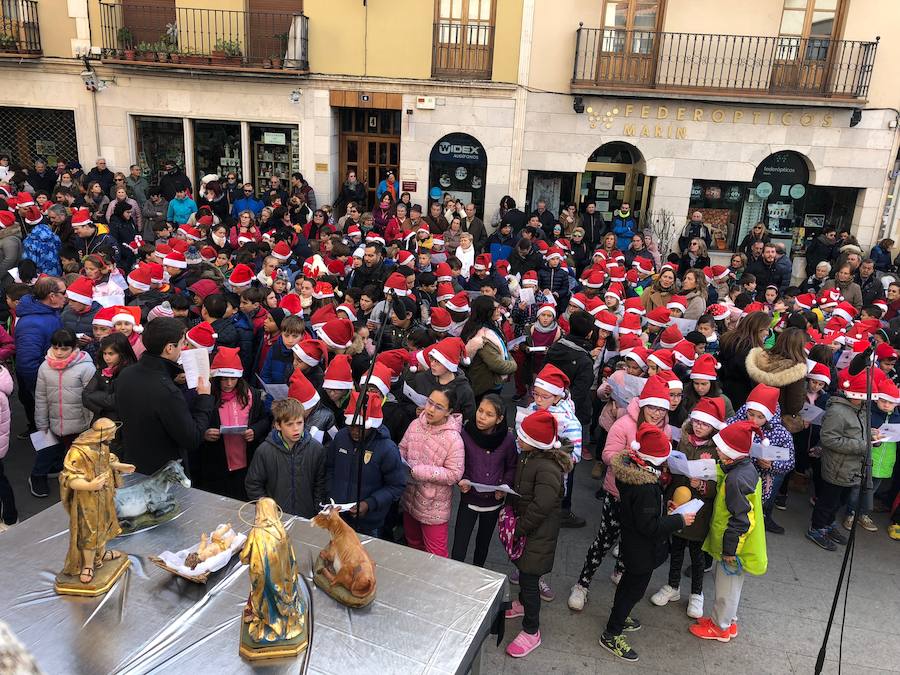 Más de 200 alumnos y numeroso público ha participado hoy en la XVI Cantada Escolar de Villancicos de Aranda de Duero.