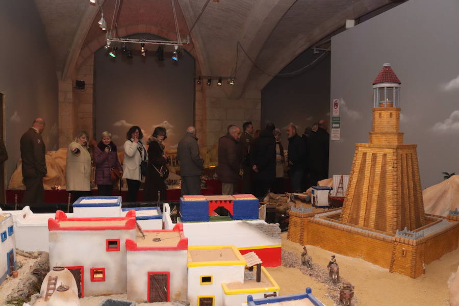 El claustro bajo de la Catedral acoge el belén monumental del Regimiento de Transmisiones 22, un nacimiento con 105 escenas que narran la Historia Sagrada desde el Génesis hasta el Apocalipsis.