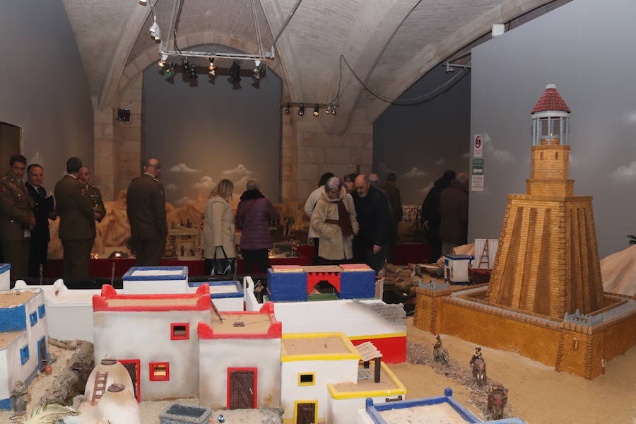 El claustro bajo de la Catedral acoge el belén monumental del Regimiento de Transmisiones 22, un nacimiento con 105 escenas que narran la Historia Sagrada desde el Génesis hasta el Apocalipsis.