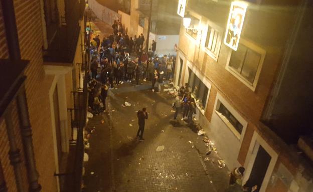 Jóvenes de botellón en el centro de Aranda. 