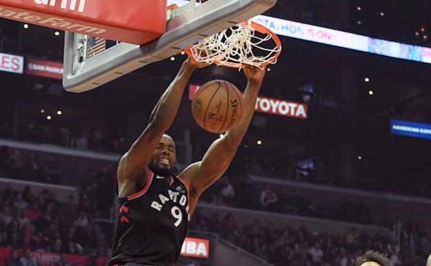 Ibaka machaca la canasta durante el partido. 