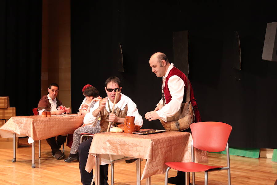 La compañía de teatro Dulces, que esta formada por usuarios de la Asociación Apacid, ha representado esta tarde una adaptación muy especial del Lazarillo de Tormes.