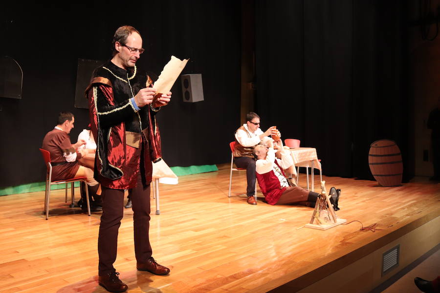 La compañía de teatro Dulces, que esta formada por usuarios de la Asociación Apacid, ha representado esta tarde una adaptación muy especial del Lazarillo de Tormes.