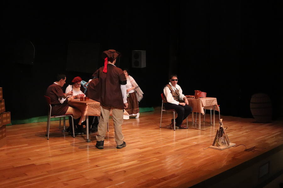 La compañía de teatro Dulces, que esta formada por usuarios de la Asociación Apacid, ha representado esta tarde una adaptación muy especial del Lazarillo de Tormes.