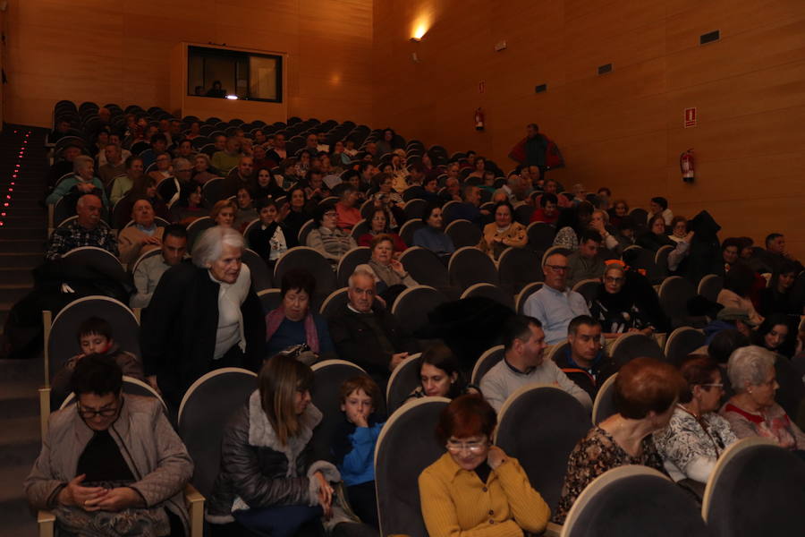 La compañía de teatro Dulces, que esta formada por usuarios de la Asociación Apacid, ha representado esta tarde una adaptación muy especial del Lazarillo de Tormes.