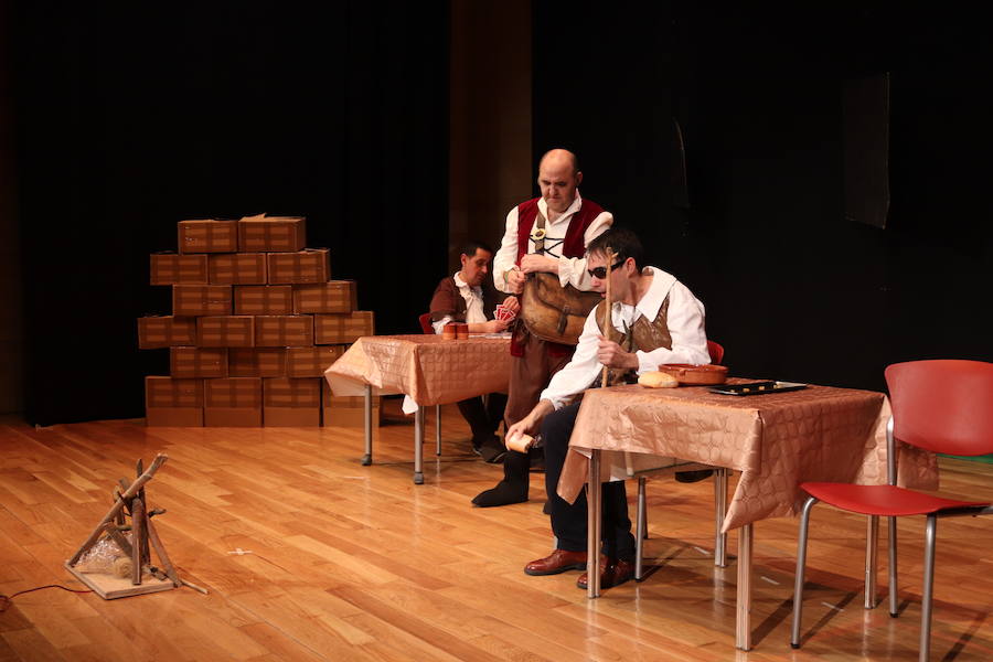 La compañía de teatro Dulces, que esta formada por usuarios de la Asociación Apacid, ha representado esta tarde una adaptación muy especial del Lazarillo de Tormes.