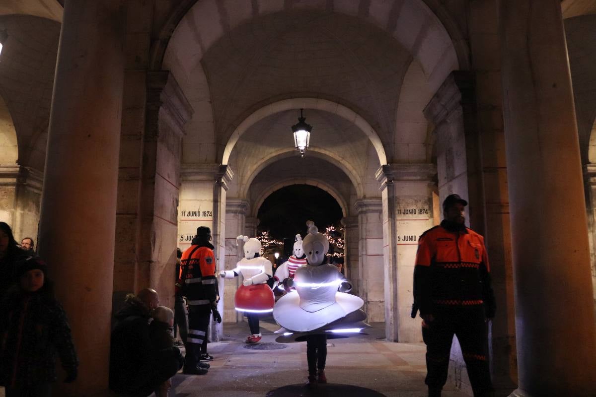 Las Luciérmagas ofrecen un espectáculo en la Plaza Mayor para volver a encender la bola de Navidad.