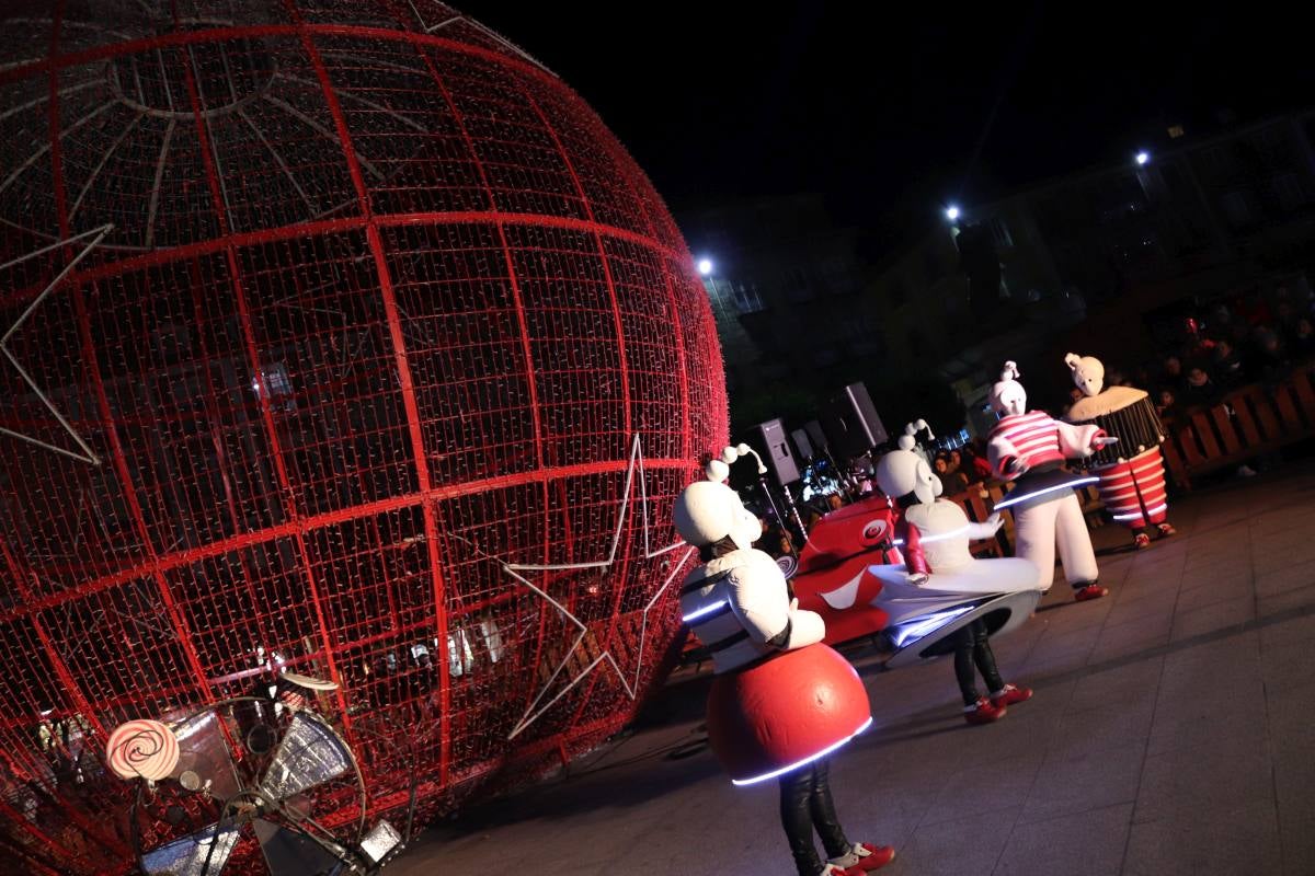 Las Luciérmagas ofrecen un espectáculo en la Plaza Mayor para volver a encender la bola de Navidad.