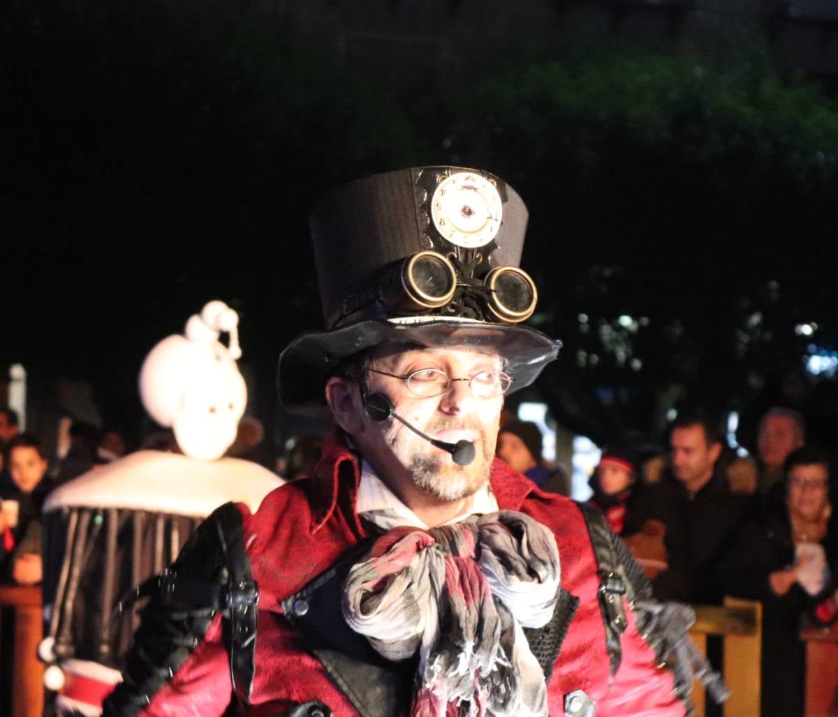 Las Luciérmagas ofrecen un espectáculo en la Plaza Mayor para volver a encender la bola de Navidad.