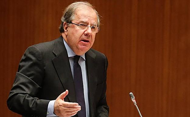 El presidente de la Junta de Castilla y León, Juan Vicente Herrera, durante su intervención en un pleno.