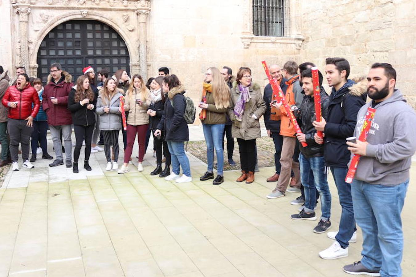 La comunidad científica de la Universidad de Burgos despide el año tomando doce aceitunas y pidiendo deseos para el 2019.