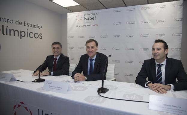 Alberto Gómez Barahona, rector de la Universidad Isabel I (centro); Rafael Barbero, de la Fundación Caja de Burgos (izda.), y Alberto Navarro, de la CaixaBank. 