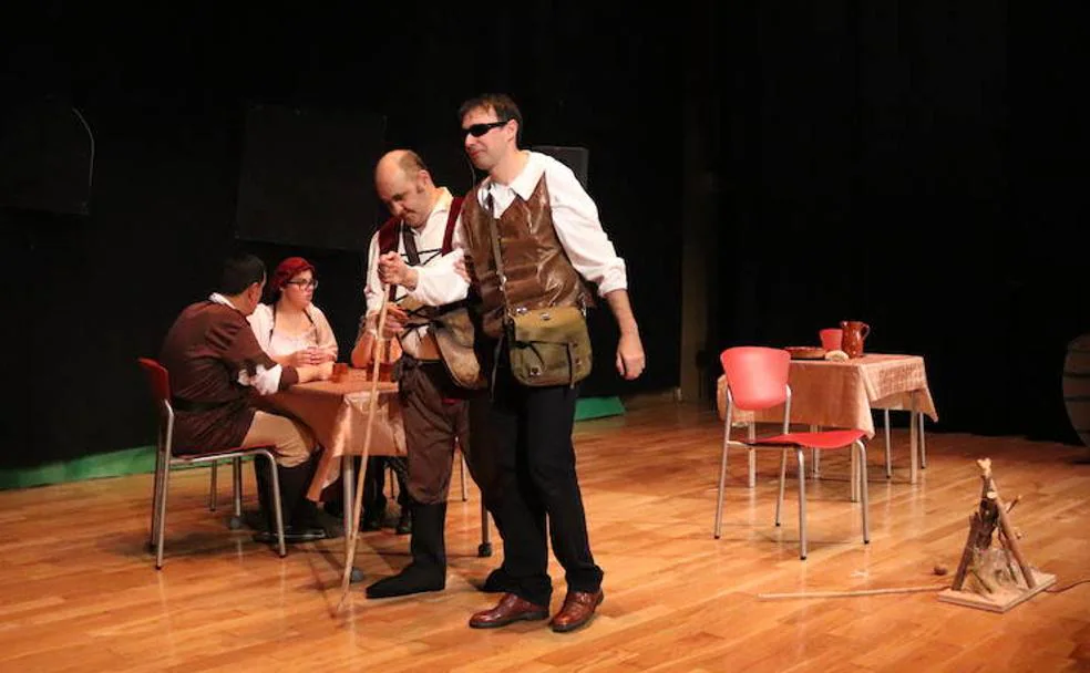 El lazarillo, junto a su amo el ciego, durante uno de los pasajes de la representación.