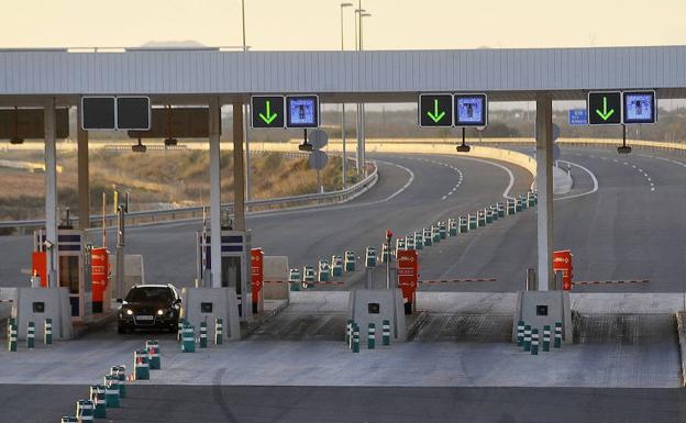 Peaje de la autopista AP-7, una de las afectadas por la media. 