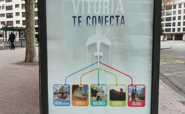 Cartel del anuncio en la plaza de España