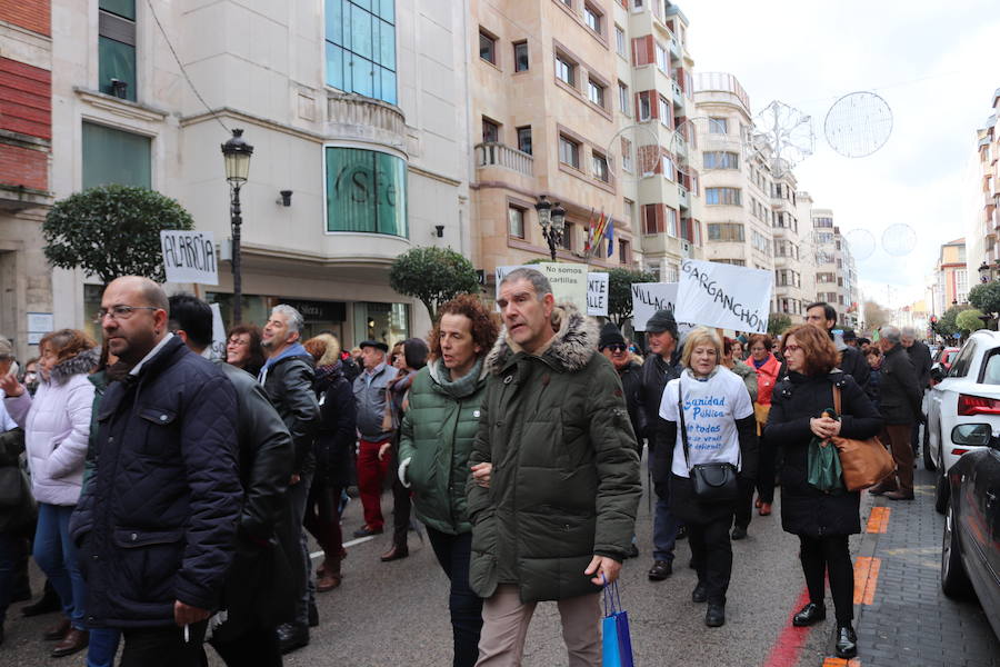 Fotos: 3.000 personas salen a la calle en Burgos para defender la Atención Primaria