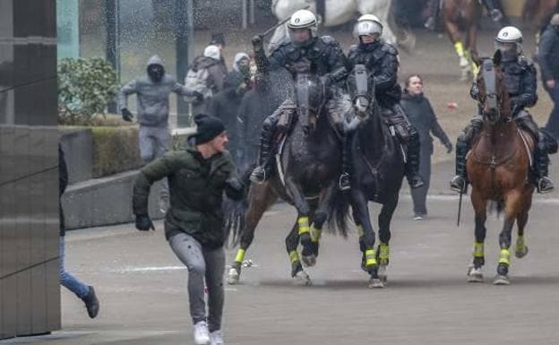 Policía montada arremete contra manifestantes de extrema derecha en Bruselas. 