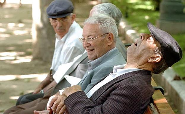 Ancianos descansan en un banco. 