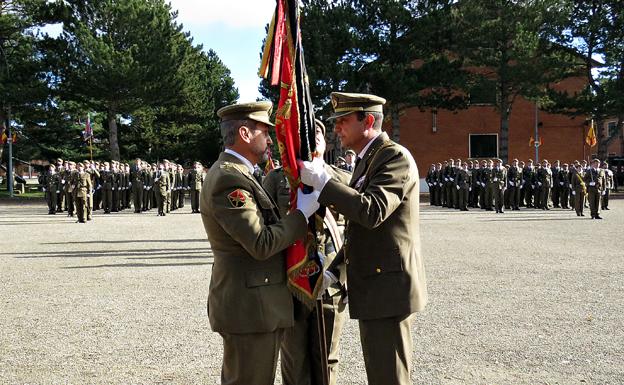 El Coronel Campo entrega el Guión del Regimiento al Coronel Sánchez Castro. 