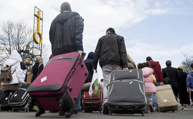 Varios refugiados sirios llegan al centro de primera acogida de la localidad de Friedland. 