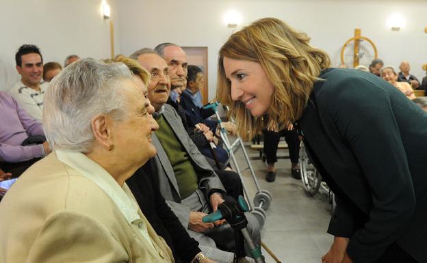 La consejera de Familia Alicia Garcia en una residencia de mayores. 