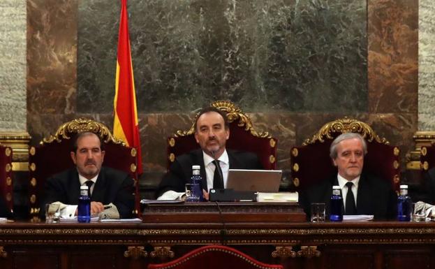 El magistrado Manuel Marchena (c) preside el tribunal, junto a los jueces Andrés Martínez Arreieta (i) y Juan Ramón Berdugo (d).