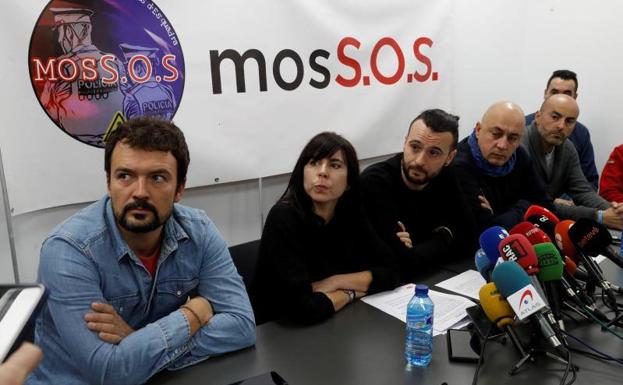 Los sindicatos de los Mossos d'Esquadra y el colectivo MosSOS durante la rueda de prensa.