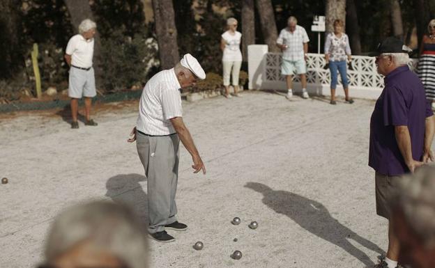 Un grupo de jubilados jugando a la petanca.