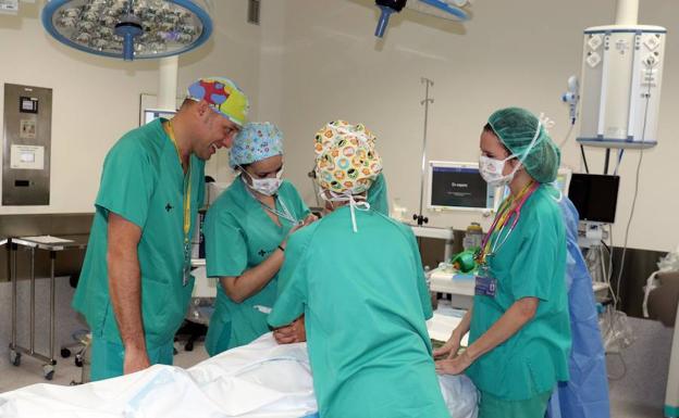 El doctor Sánchez Abuin, a la izquierda, y el equipo preparan a un menor para una intervención quirúrgica. 