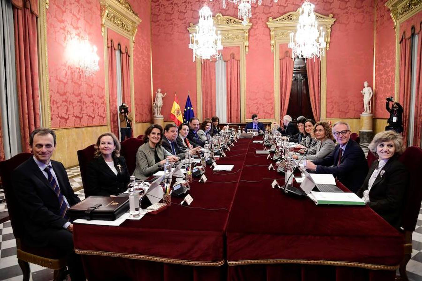 El presidente del Gobierno, Pedro Sánchez, preside este viernes el Consejo de Ministros en la Llotja de Mar de Barcelona. La ciudad condal vive una jornada de concentraciones y protestas de la mano de los CDR.