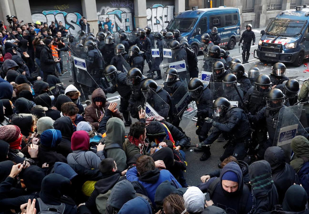 El presidente del Gobierno, Pedro Sánchez, preside este viernes el Consejo de Ministros en la Llotja de Mar de Barcelona. La ciudad condal vive una jornada de concentraciones y protestas de la mano de los CDR.