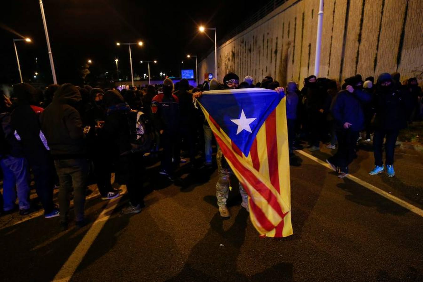 El presidente del Gobierno, Pedro Sánchez, preside este viernes el Consejo de Ministros en la Llotja de Mar de Barcelona. La ciudad condal vive una jornada de concentraciones y protestas de la mano de los CDR.