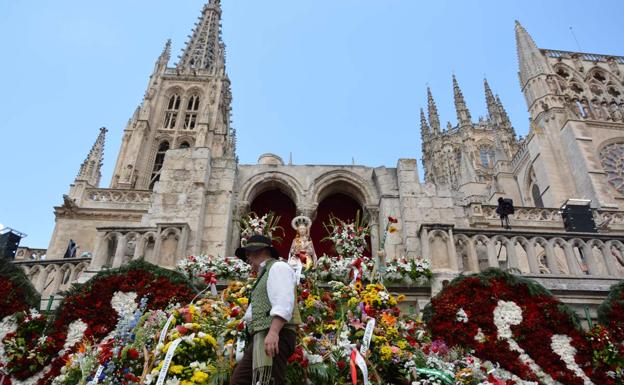 Ofrenda floral en las fiestas de 'Sampedro'. 