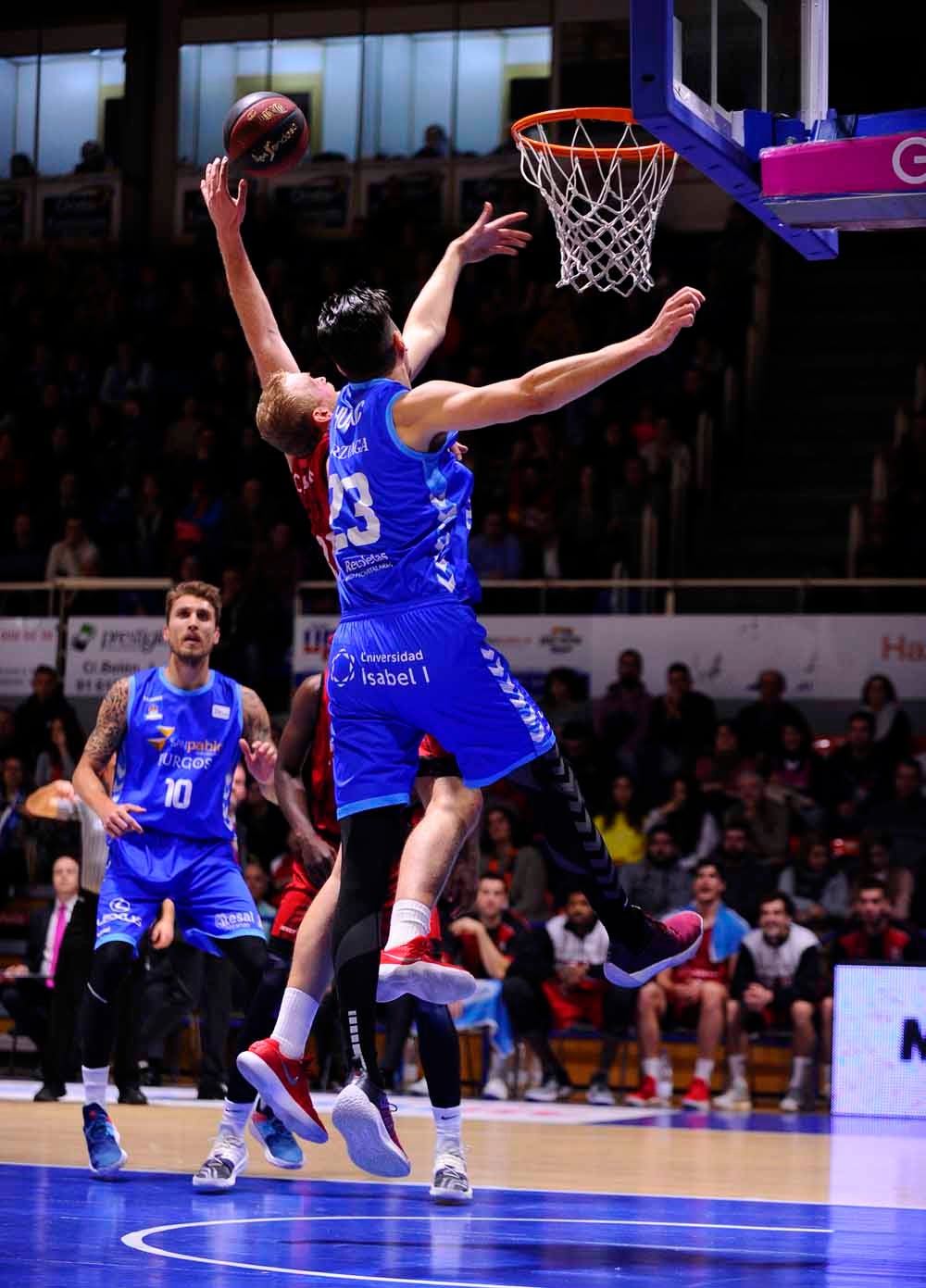 Fotos: El San Pablo Burgos consigue su primera victoria a domicilio