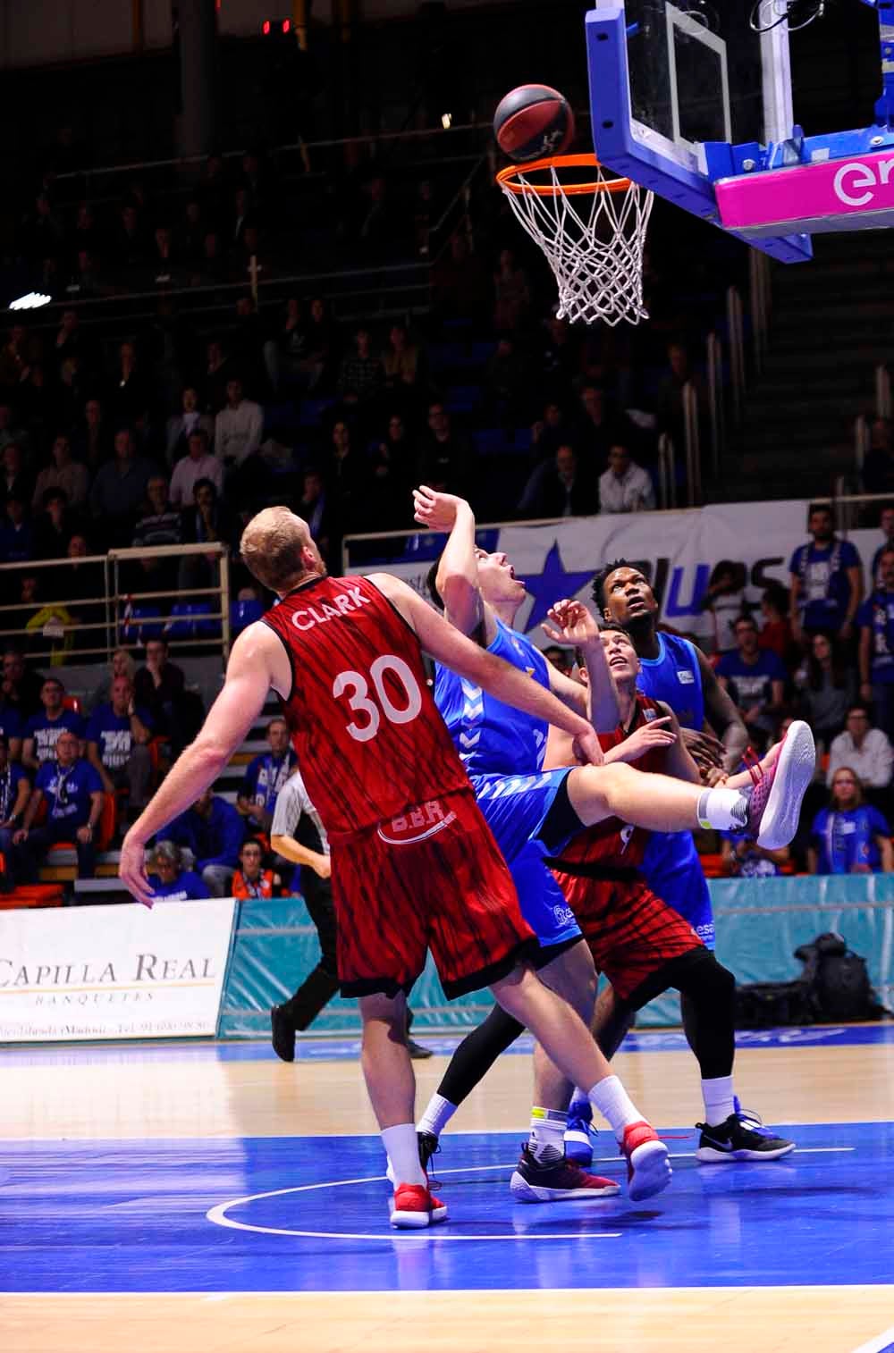 Fotos: El San Pablo Burgos consigue su primera victoria a domicilio