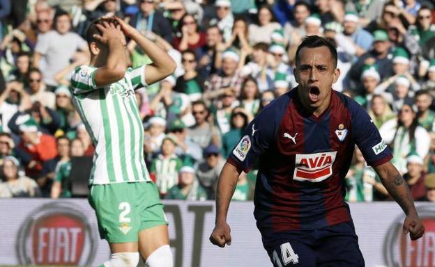 El delantero chileno de la SD Eibar Fabián Orellana (d), festeja su gol contra el Betis.